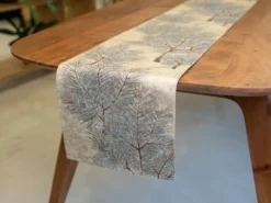 Le Silver Alpine — Chemin de table en crème et argent avec motif de pin Matsu
