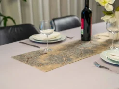 Le Silver Alpine — Chemin de table en crème et argent avec motif de pin Matsu