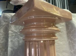 Élégante Colonne Piédestal en Métal Stuqué Laqué au Chapiteau Dorique