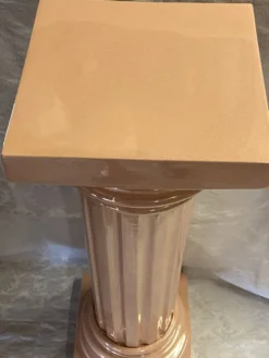 Élégante Colonne Piédestal en Métal Stuqué Laqué au Chapiteau Dorique