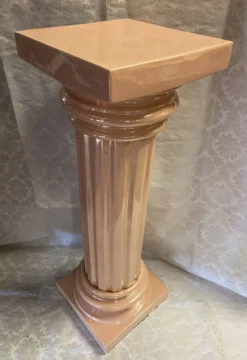 Élégante Colonne Piédestal en Métal Stuqué Laqué au Chapiteau Dorique