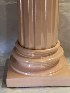Élégante Colonne Piédestal en Métal Stuqué Laqué au Chapiteau Dorique