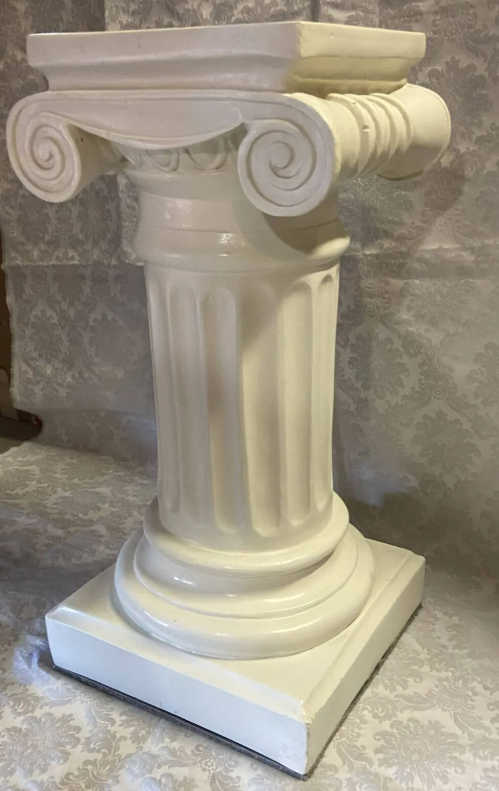 Élégante Colonne Piédestal en Plâtre Durci au Chapiteau Ionique à Volutes