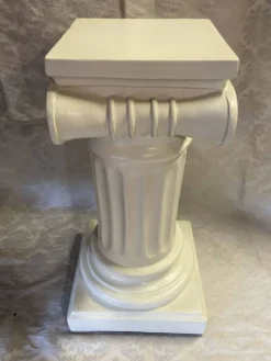 Élégante Colonne Piédestal en Plâtre Durci au Chapiteau Ionique à Volutes