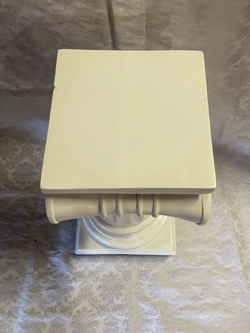 Élégante Colonne Piédestal en Plâtre Durci au Chapiteau Ionique à Volutes