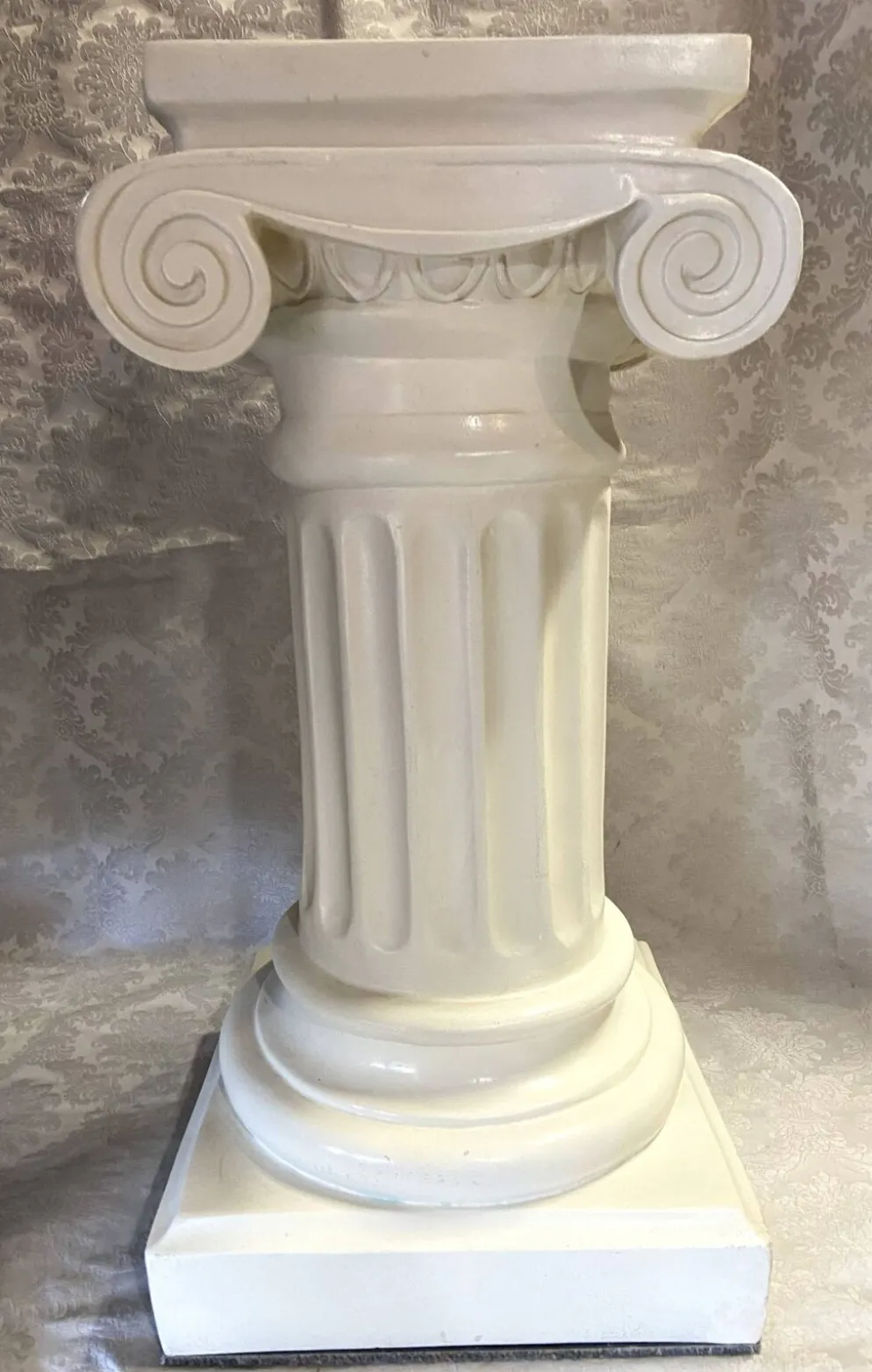 Élégante Colonne Piédestal en Plâtre Durci au Chapiteau Ionique à Volutes
