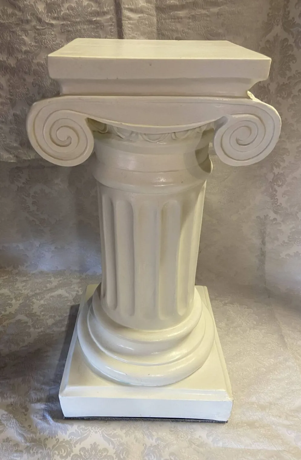 Élégante Colonne Piédestal en Plâtre Durci au Chapiteau Ionique à Volutes