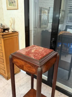 Élégante sellette ancienne en marqueterie et marbre rouge – style Louis XVI