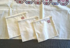 Linge de maison, nappe à thé brodée 6 serviettes vers 1960
