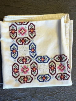 Linge de maison, nappe à thé brodée 6 serviettes vers 1960