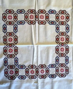 Linge de maison, nappe à thé brodée 6 serviettes vers 1960