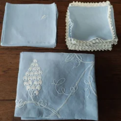 Linge de table nappe dix huit serviettes dix-huit dessous de veres