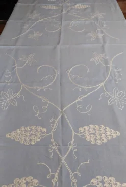 Linge de table nappe dix huit serviettes dix-huit dessous de veres