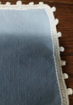 Linge de table nappe dix huit serviettes dix-huit dessous de veres