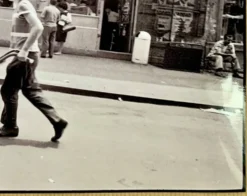Little Italy – NYC 1964 Une scène de rue vivante et spontanée.