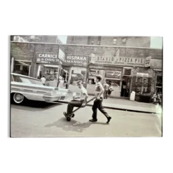 Little Italy – NYC 1964 Une scène de rue vivante et spontanée.