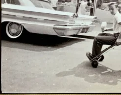 Little Italy – NYC 1964 Une scène de rue vivante et spontanée.