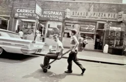 Little Italy – NYC 1964 Une scène de rue vivante et spontanée.