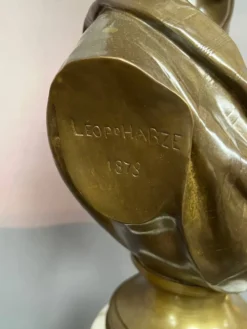 Léopold Harzé (1831–1893). Buste en bronze d'une jeune femme sur base en marbre. Belgique. Daté 1878.
