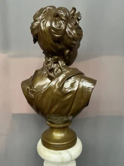 Léopold Harzé (1831–1893). Buste en bronze d'une jeune femme sur base en marbre. Belgique. Daté 1878.