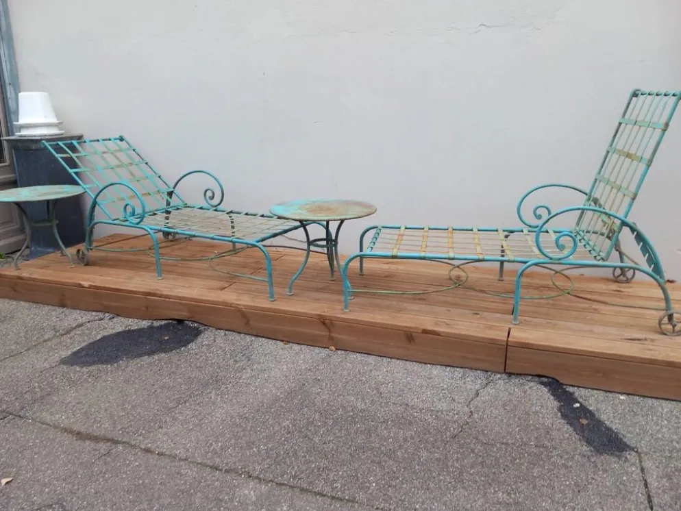 Lot 2 chaises longues anciennes fer forgé et ses 2 guéridons