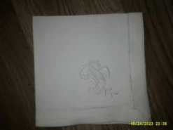 lot de 12 anciennes serviettes a thé en lin en très bon état