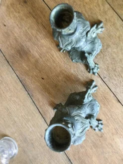 Lot de 2 bougeoirs anciens en régule