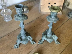 Lot de 2 bougeoirs anciens en régule
