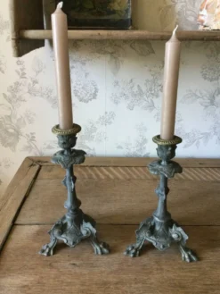 Lot de 2 bougeoirs anciens en régule