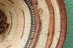 Lot de 3 chapeaux de paille et cuir, peuple Peul, Mali