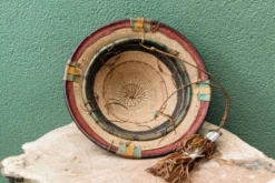 Lot de 3 chapeaux de paille et cuir, peuple Peul, Mali