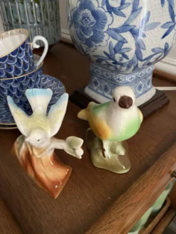 Lot de deux oiseaux en céramique