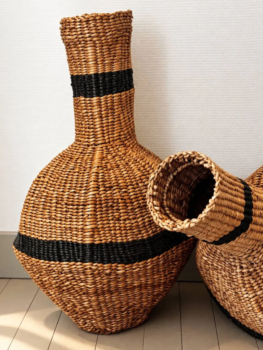 Lot de deux paniers-jarres tressés en fibres naturelles