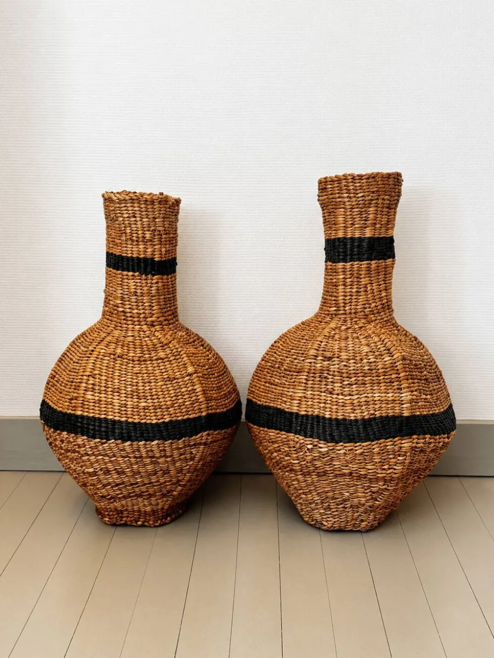 Lot de deux paniers-jarres tressés en fibres naturelles