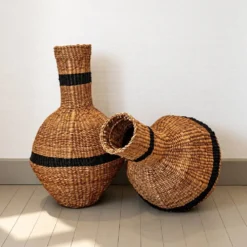 Lot de deux paniers-jarres tressés en fibres naturelles