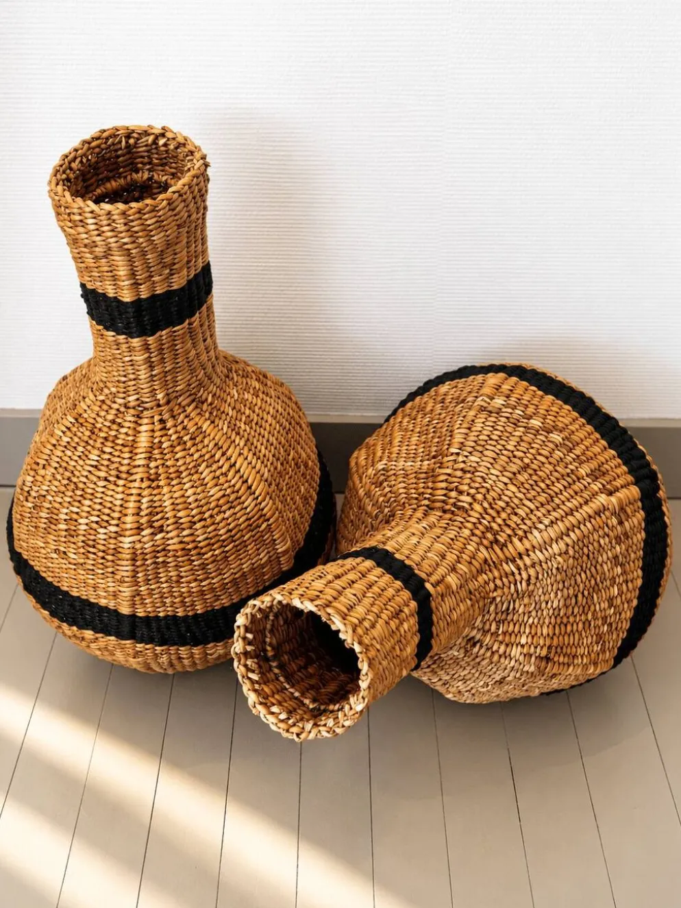 Lot de deux paniers-jarres tressés en fibres naturelles