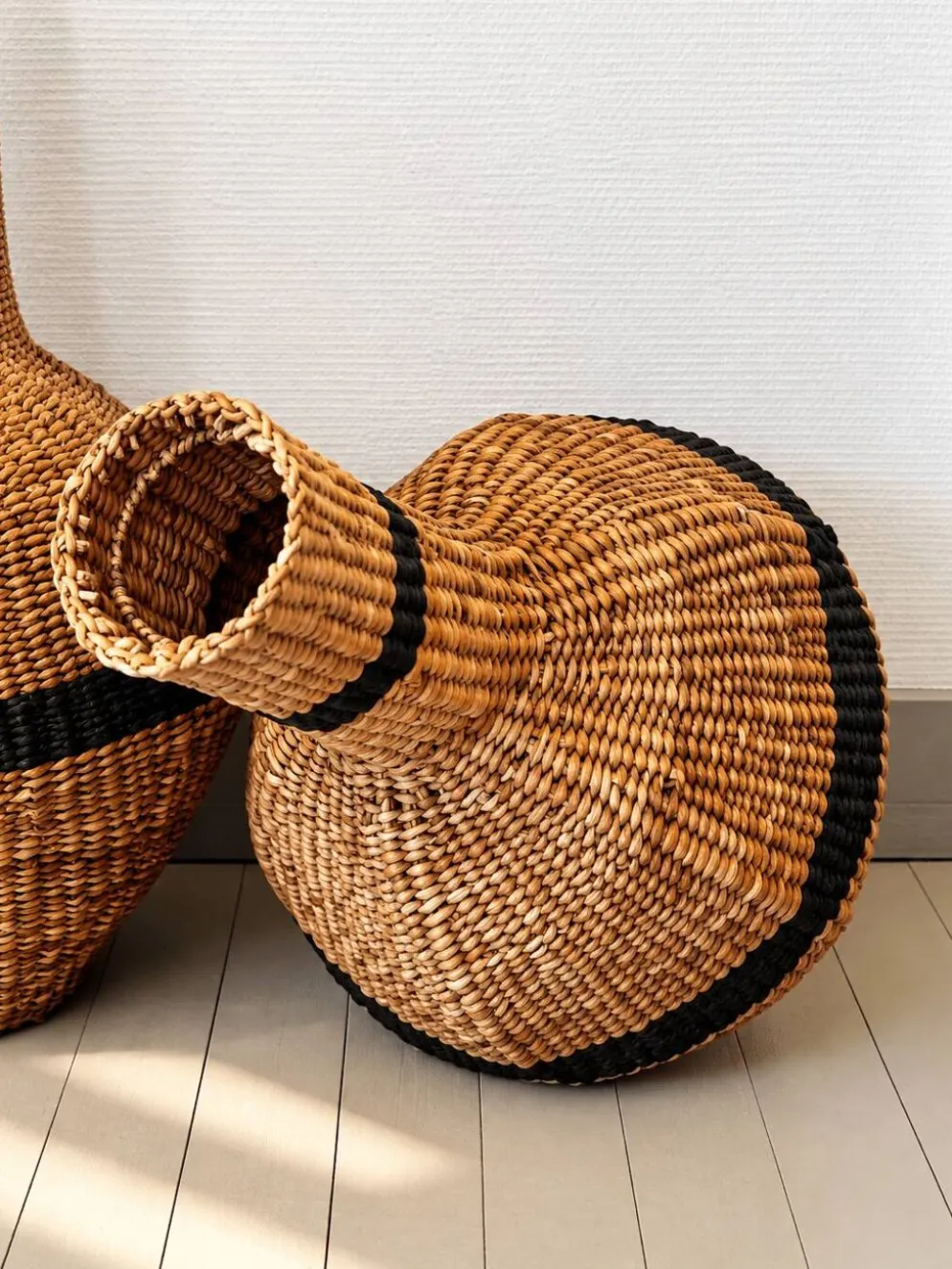 Lot de deux paniers-jarres tressés en fibres naturelles