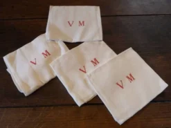 Lot de 4 grandes serviettes en lin monogramme brodé colori blanc