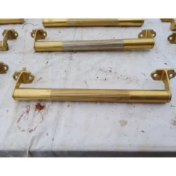 Lot de 12 poignées de portes en laiton art déco