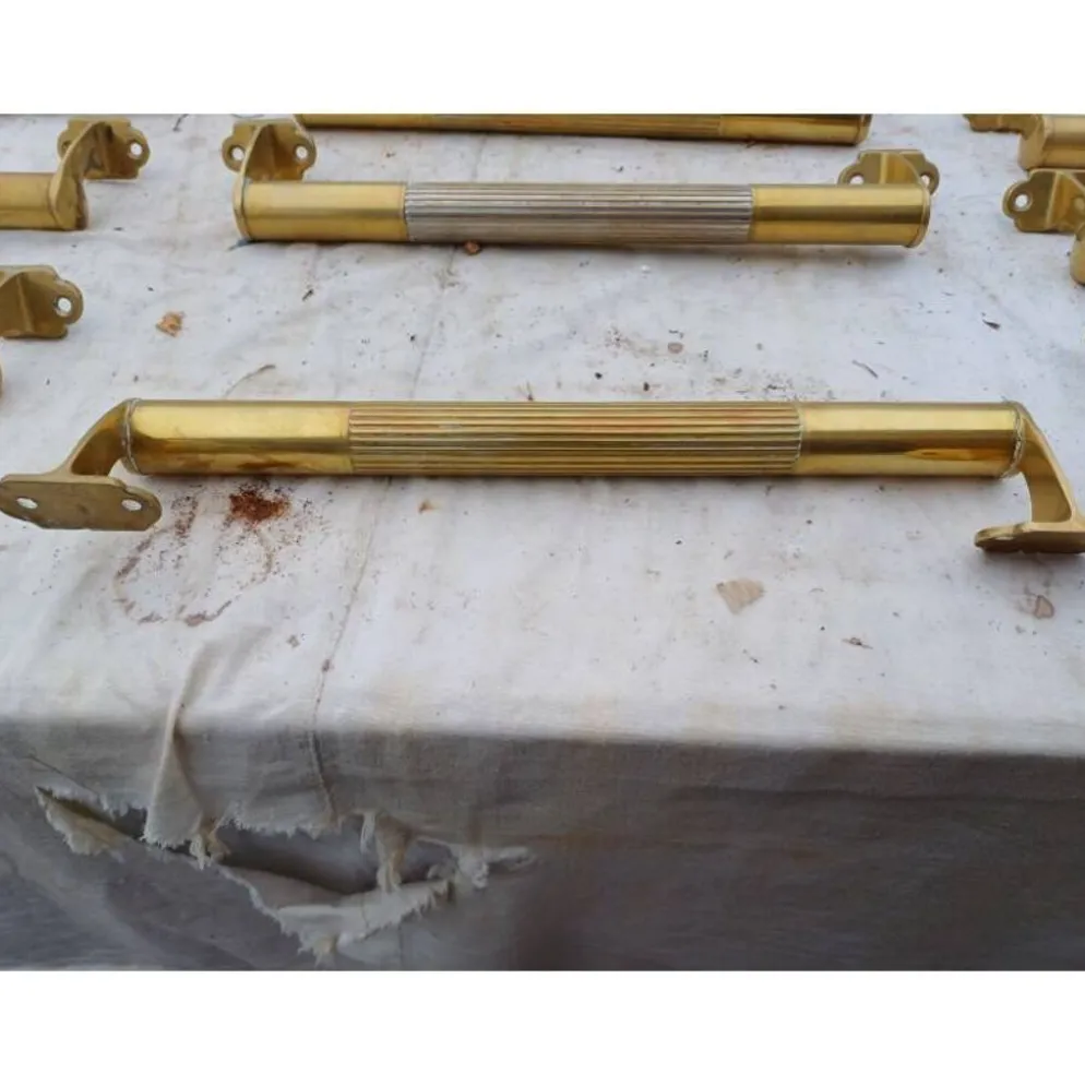 Lot de 12 poignées de portes en laiton art déco