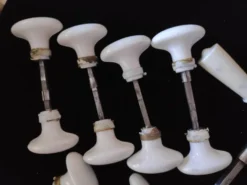Lot de 14 poignées ovales + 1 béquille porcelaine