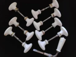 Lot de 14 poignées ovales + 1 béquille porcelaine