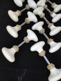 Lot de 18 poignées porcelaine (B-0049-1)
