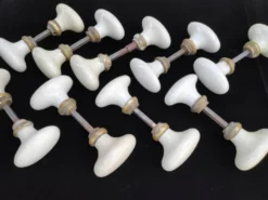 Lot de 18 poignées porcelaine (B-0049-1)