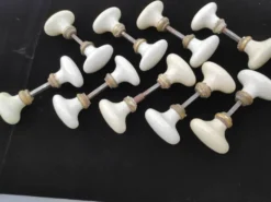 Lot de 18 poignées porcelaine (B-0049-1)