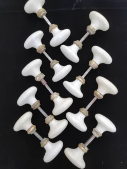 Lot de 18 poignées porcelaine (B-0049-1)