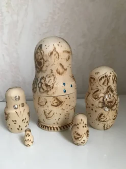 Lot de poupées en bois