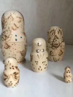 Lot de poupées en bois