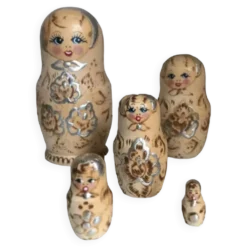 Lot de poupées en bois
