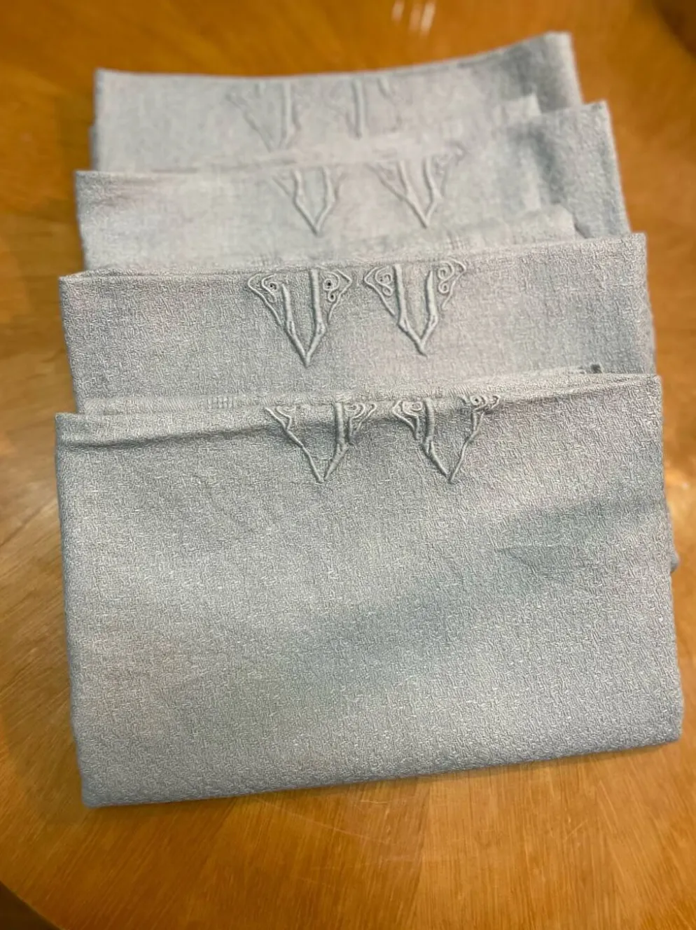 Lot de 4 serviettes anciennes grises monogrammes